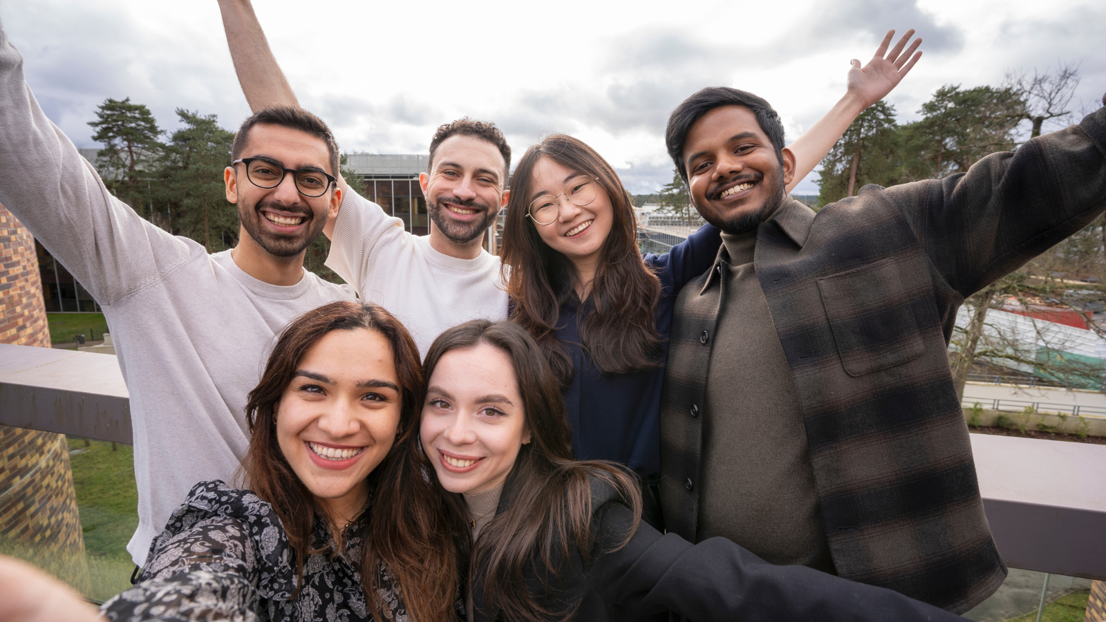 INSEAD Summer School students taking a fun group photo