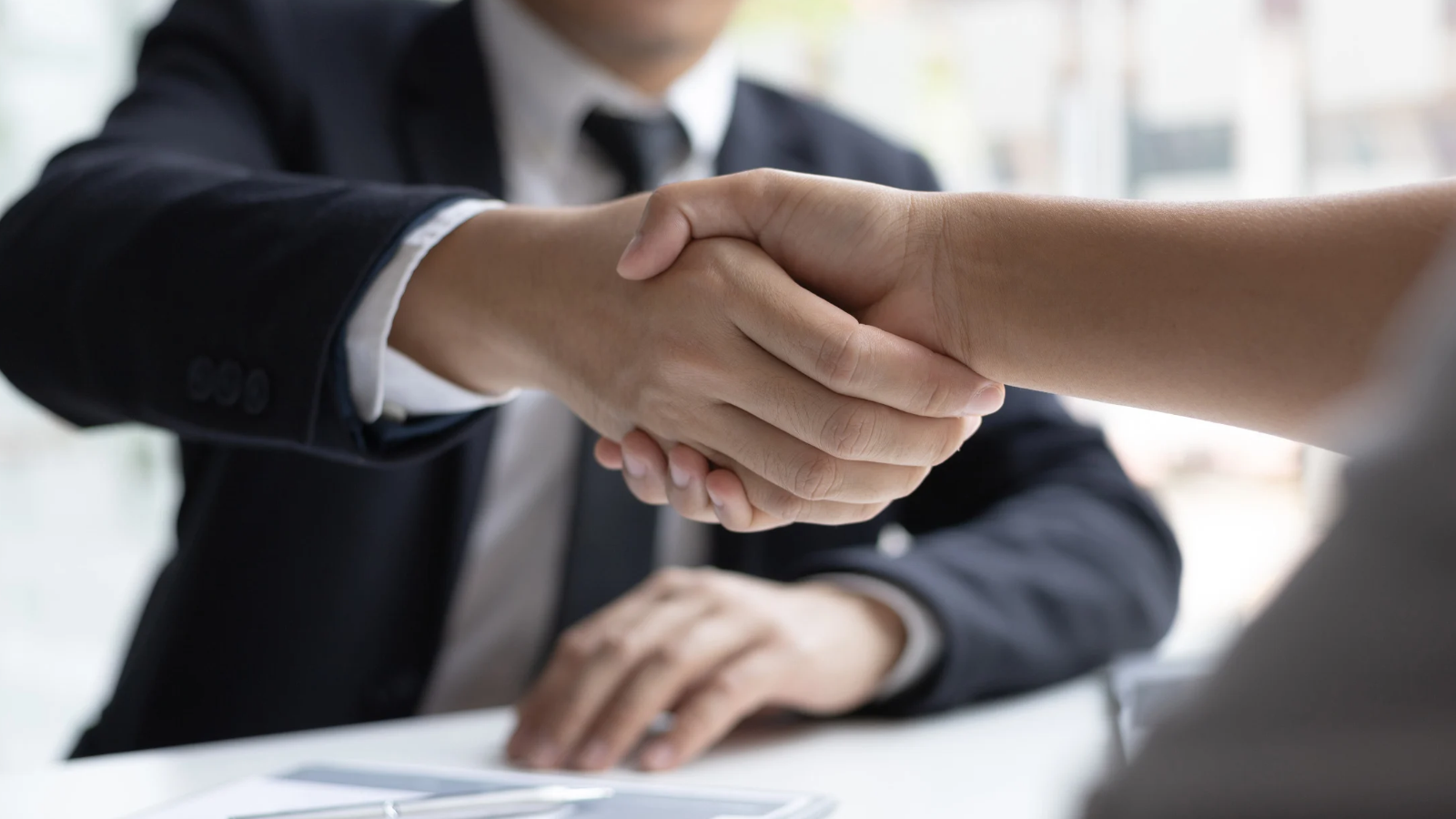 2 people shaking hands