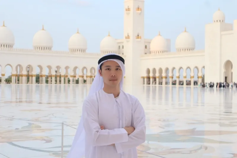 Levin in Kandura at the Sheikh Zayed Grand Mosque