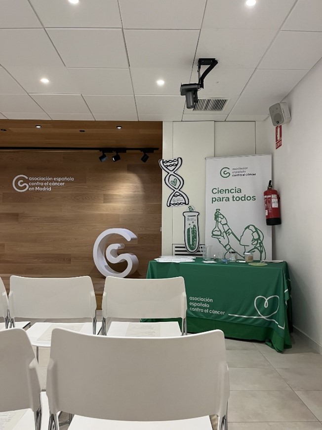 Grant award ceremony organized by the Spanish Association Against Cancer. During the event, Belén visited the AECC’s largest headquarters, where she saw firsthand the organization’s broader impact beyond research. In addition to funding, the AECC provides psychological support, physiotherapy, and patient care spaces, offering a more comprehensive view of how it supports people affected by cancer.